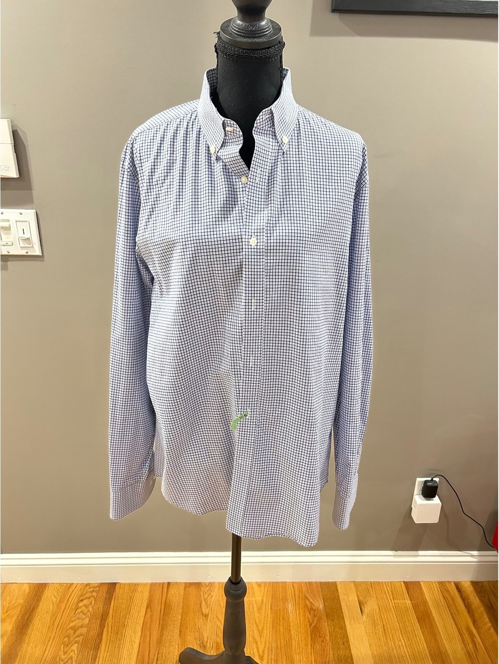 Uniqlo Men's Slim Fit Blue and White Check Button-Down Shirt Medium